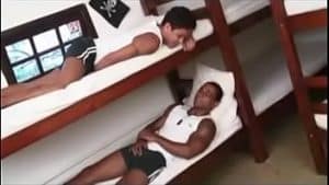 Soldado fudendo o outro no quartel